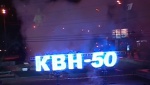 Светящиеся надписи КВН-50 лет на улице перед залом