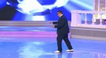 Толстый фронтмен показывает танец робота