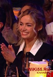 постоянно сидит в зале