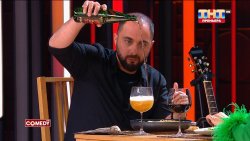 муж наливает пиво от души