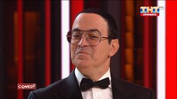 Гарик Мартиросян с париком на голове