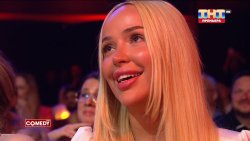 красивая девушка с полными губами и прямыми волосами