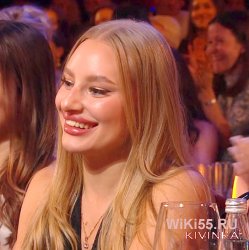 девушка с очень широкой улыбкой и армянским длинным загнутым носом