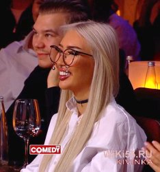 девушка с губами как надувной шарик и очки с висюльками