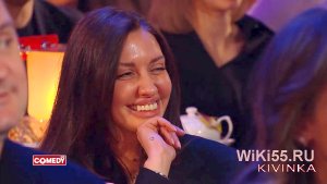 улыбка девушки с ярко выраженными вставными передними зубами