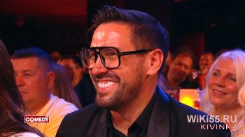 мужчина с очень странными зубами