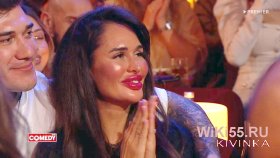 девушка с лицом куклы накачанные скулу и губы впадшие глазки